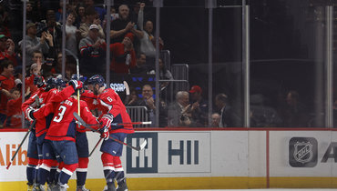 Александр Овечкин празднует гол.