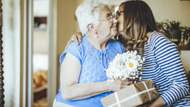 Дочь дарит подарок маме