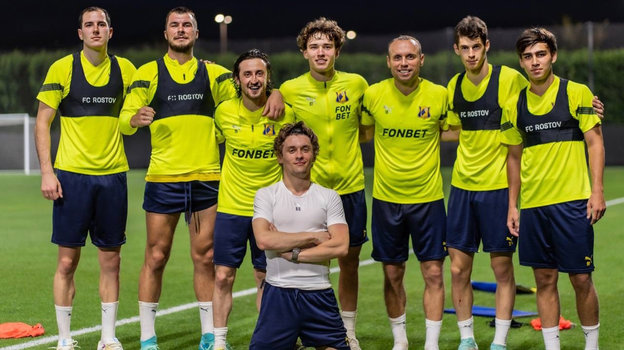 Денис Глушаков (третий справа) в игроками «Ростова».