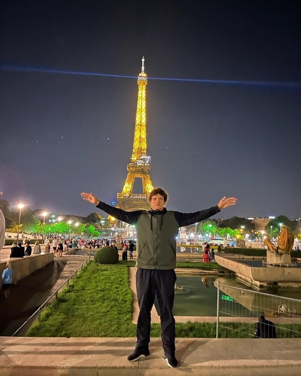 Роман Копылов на фоне Эйфелевой башни.