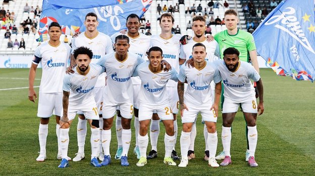 Футболисты «Зенита» перед матчем с «Шанхай Шеньхуа». Футболисты «Зенита»