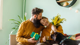 Парень дарит подарок девушке.