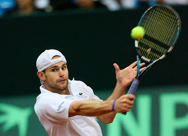 Энди Роддик играет на Кубке Дэвиса в 2006 году.