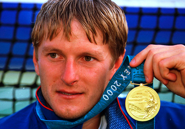 Евгений Кафельников с золотой медалью Олимпиады-2000 в Сиднее.