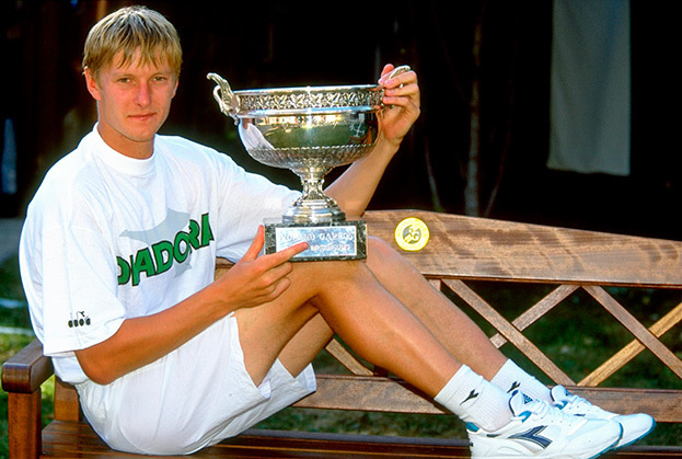 Евгений Кафельников с кубком «Ролан Гаррос» в 1996 году.