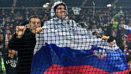 Болельщики сборной Словении по футболу с флагом.