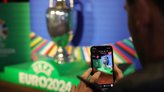 Кубок Евро-2024 в объективе мобильного телефона. Кубок чемпионата Европы-2024 по футболу в объективе мобильного телефона.