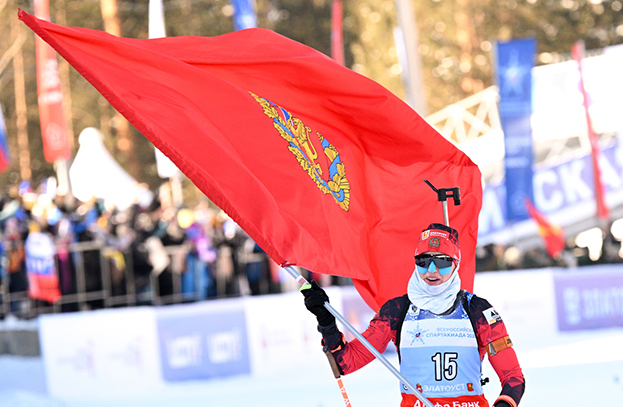 Юлия Шеллер финиширует с флагом Красноярского края.