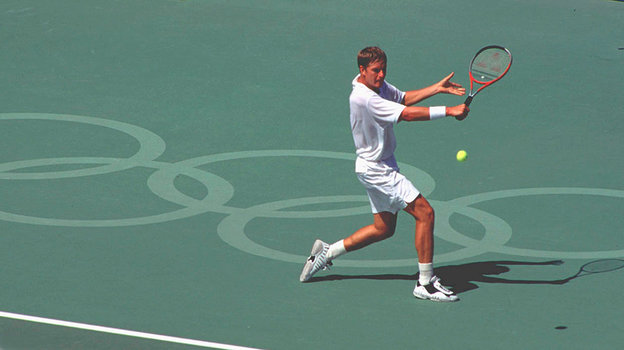 Евгений Кафельников играет на Олимпиаде в Сиднее.