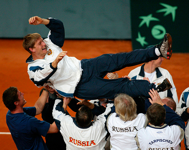 Евгения Кафельникова качают на Кубке Дэвиса в 2002 году.