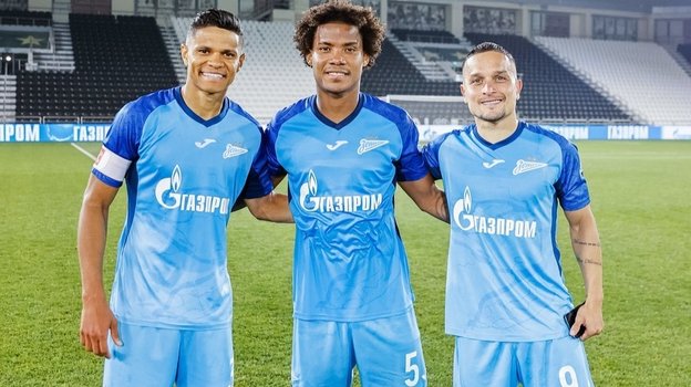 Артур (справа), Дуглас Сантос (слева) и Вильмар Барриос.