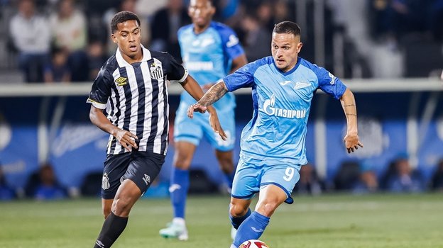 Артур (справа) в матче «Зенита» с «Сантосом».