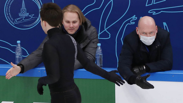 Дмитрий Алиев (спиной) и Евгений Рукавицын (справа).