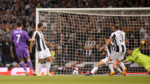 Криштиану Роналду (слева) забивает гол в ворота Джанлуиджи Буффона в финале Лиги чемпионов в 2017 году.