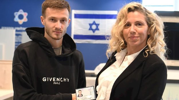 Даниилу Лесовому вручили израильский паспорт.