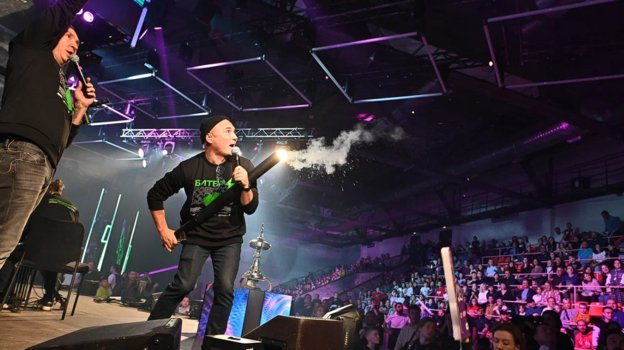 Ведущие соревнований Битва роботов на Играх будущего. Ведущие соревнований Битва роботов на Играх будущего.