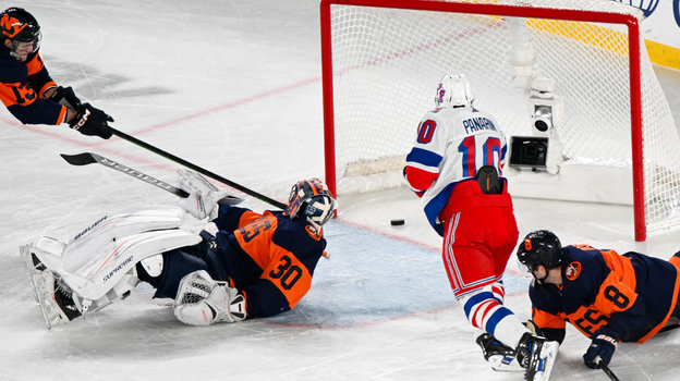 Артемий Панарин (№10) забил гол в овертайме матча «Айлендерс» - «Рейнджерс» (5:6 ОТ).
