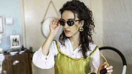 Девушка меряет очки.