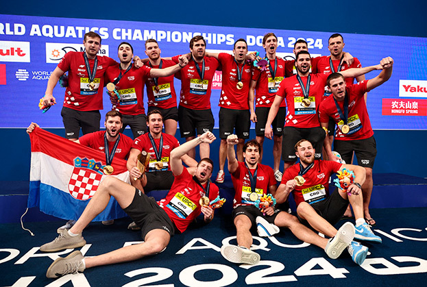 Сборная Хорватии с золотыми медалями: Константин Харьков - стоит, крайний слева.