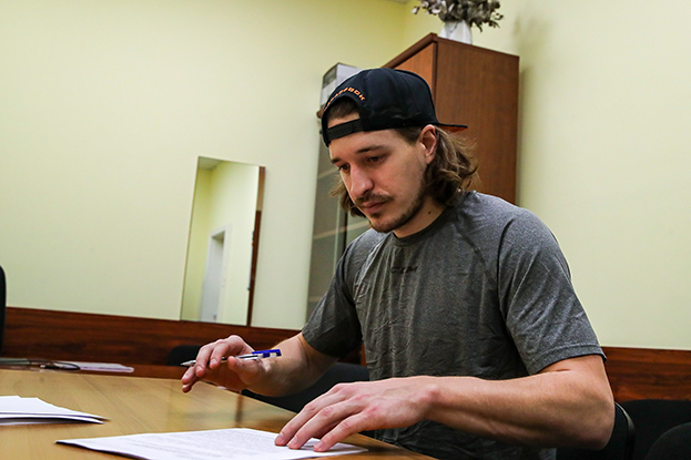 Алекс Бродхерст подписывает новый контракт.