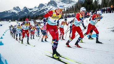 Йоханнес Клебо во главе лыжного пелотона.