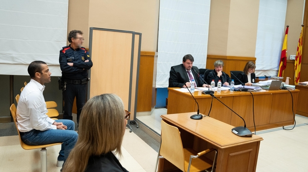 Дани Алвес в суде.