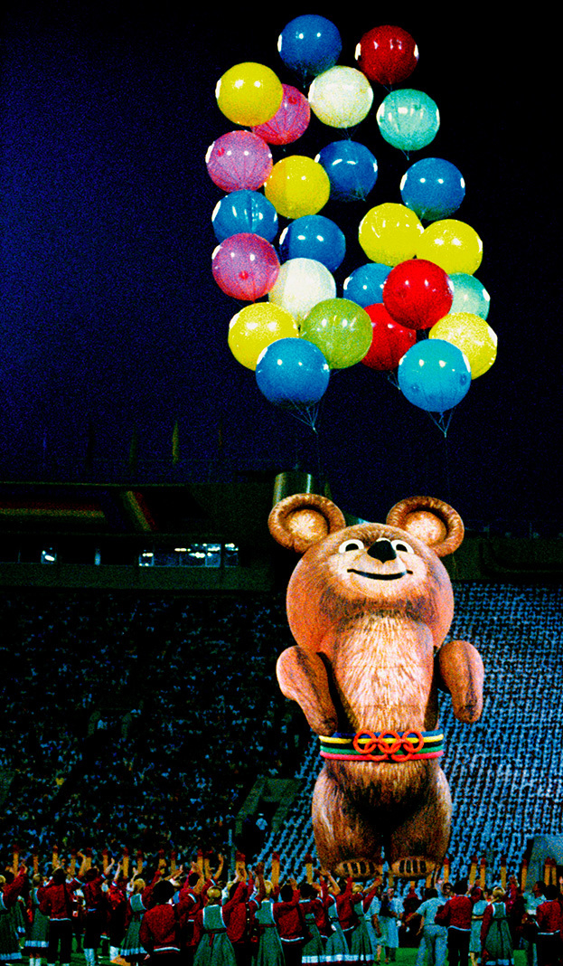 Олимпийский мишка улетает в небо на закрытии Олимпиады-1980 в Москве.