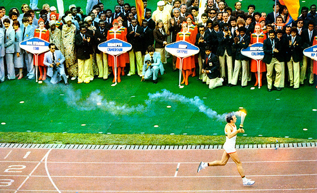 Сергей Белов несет факел на церемонии открытия Игр.