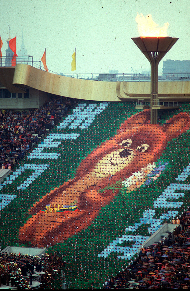 Панно с олимпийским мишкой на церемонии открытия Игр.