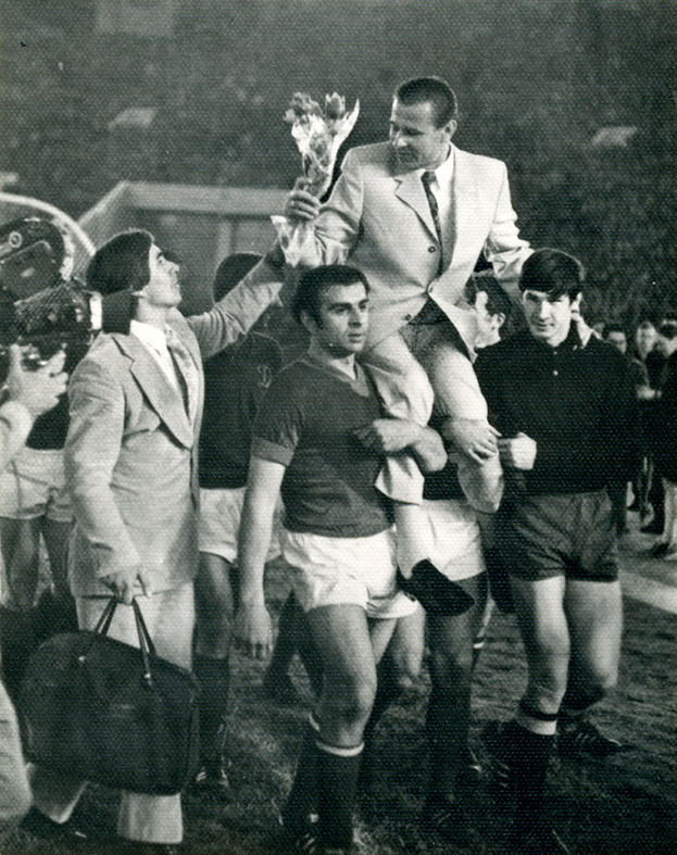 Муртаз Хурцилава и Владимир Пильгуй несут на руках Льва Яшина после прощального матча.