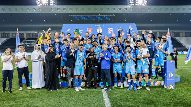 Футболисты «Зенита» празднуют победу в Кубке равноправия.