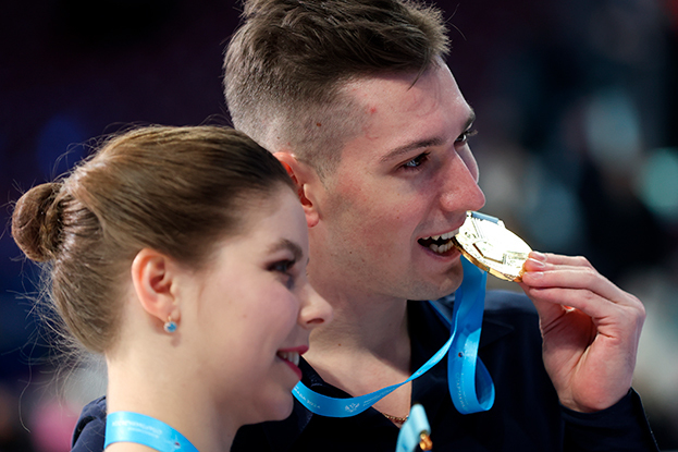 Анастасия Мишина и Александр Галлямов с медалями Спартакиады.