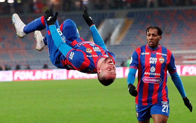 Антон Заболотный делает кульбит после забитого гола.