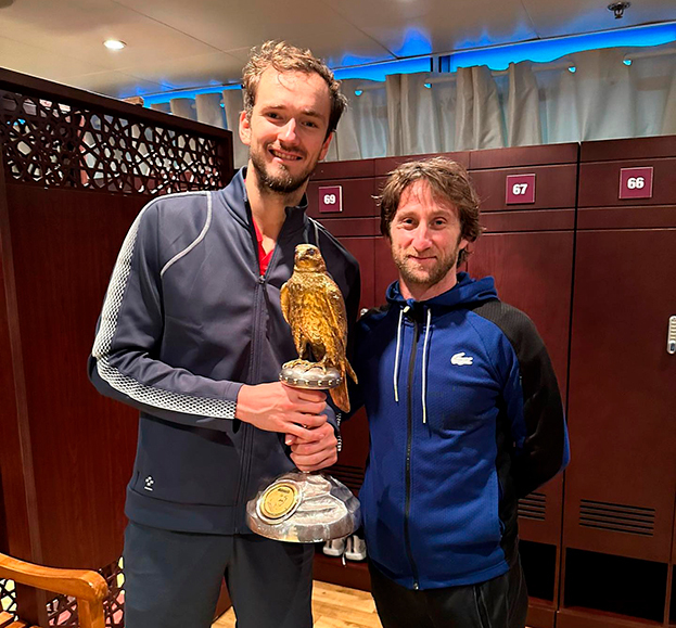 Даниил Медведев с тренером Жилем Серварой.