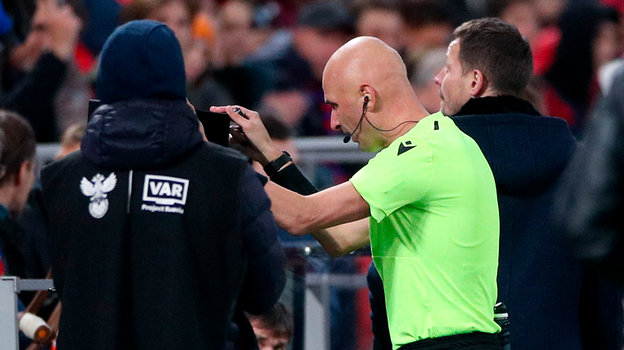 Сергей Карасев смотрит монитор VAR.