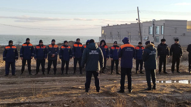 Сотрудники МЧС перед поисками.