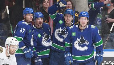 Игроки «Ванкувера» в матче против «Бостона».