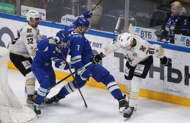 Максим Джиошвили (в центре) в матче против «Адмирала».