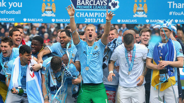 Джо Харт (в центре) празднует с одноклубниками победу «Манчестер Сити» в чемпионате Англии в 2014 году.
