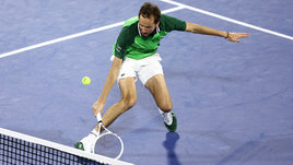 «Непросто возвращаться после травмы». Медведев победно начал турнир в Дубае