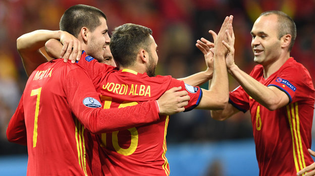 Альваро Мората, Жорди Альба и Андрес Иньеста. Альваро Мората, Жорди Альба и Андрес Иньеста