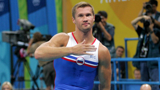 Алексей Немов просит зрителей успокоиться после выступления на Олимпиаде-2004. Алексей Немов просит зрителей успокоиться после выступления на Олимпиаде-2004