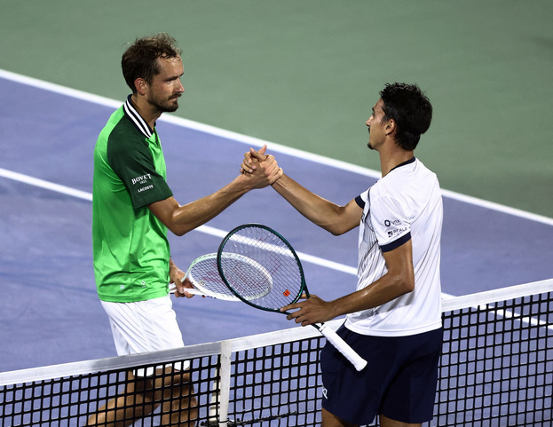 Даниил Медведев (слева) и Лоренцо Сонего.