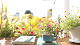 Чашка кофе и книга на подоконнике