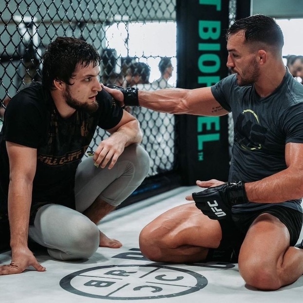 Абдулазиз Дацилаев (слева) и Майкл Чендлер.