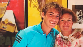 «В Мельбурне Степа показал мне место, где его дедушка выиграл Олимпиаду». Интервью русской мамы теннисиста Циципаса