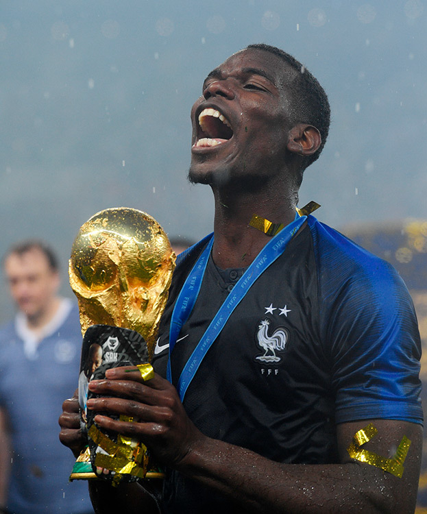 Поль Погба с кубком ЧМ-2018.