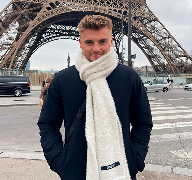 Олег Рябчук в зимнем отпуске в Париже.