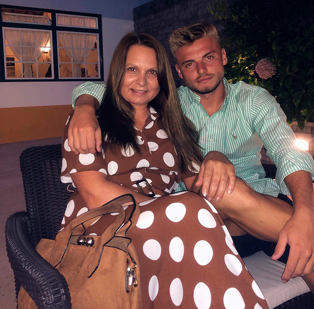 Олег Рябчук с мамой.