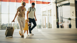 Любящая семья собирается в отпуск вместе.